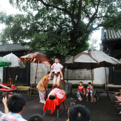县衙门口的街头卖艺