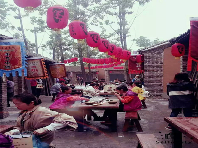 墨子古街位于河南省鲁山市尧山镇,占地面积20余万平方米,其中建筑