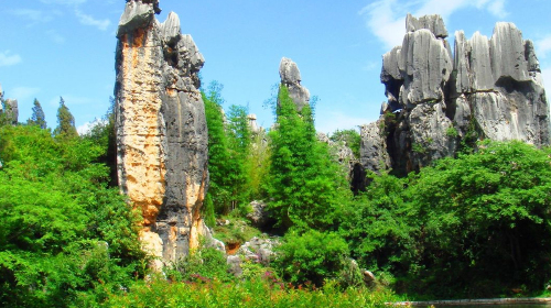 一边聆听阿诗玛的故事公园的石林风景区,游览大小石林:狮子亭,石林