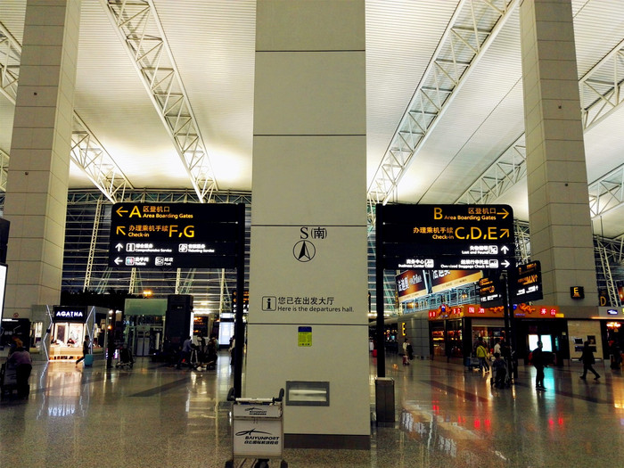 广州白云机场出发大厅.