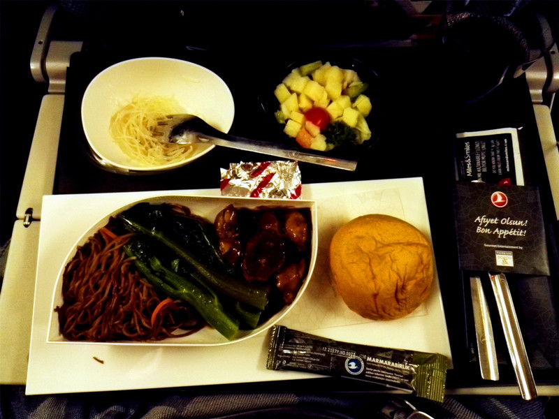土耳其航空提供的飞机餐.鸡肉面条和土豆蘑菇.
