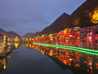 國慶湖南鳳凰古城游價(jià)格_湖南鳳凰古城自由游價(jià)格多少_暑假湖南鳳凰古城游價(jià)格