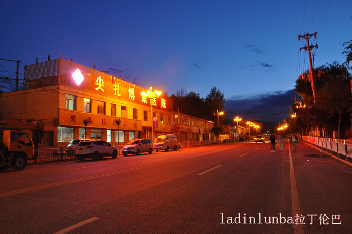 晚餐后我们在酒店附近逛了逛,游览了尖扎县城的夜景