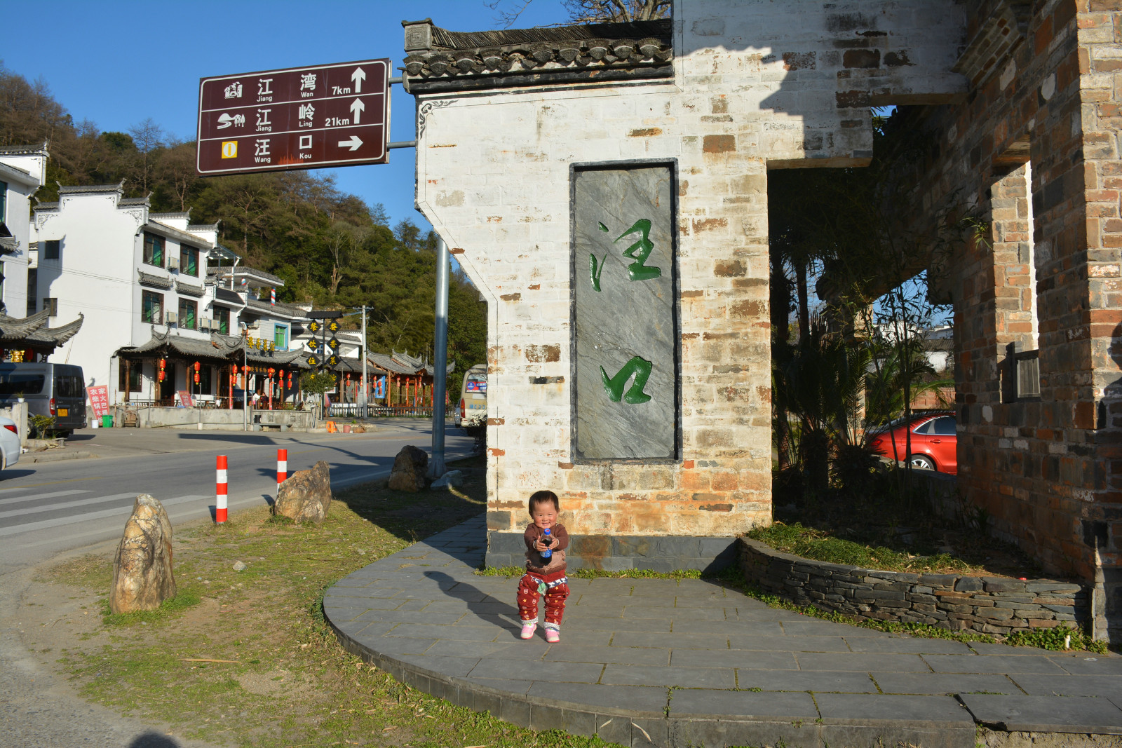 婺源汪口p14:汪口景区就在路边,交通还是比较方便的