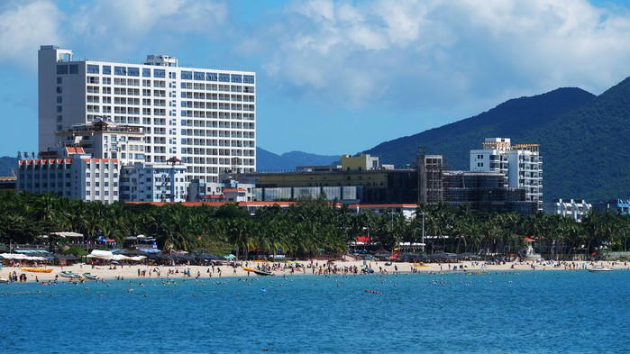 不远处的沙滩浴场,也就是大东海旅游区,那里就是大东海最繁华热闹的