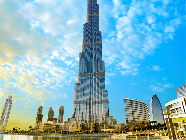 哈利法塔(burj khalifa tower)原名迪拜塔(burj dubai),又称迪拜大厦