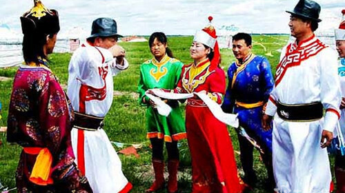 用右手无名指蘸酒弹向地面,称为"敬地".
