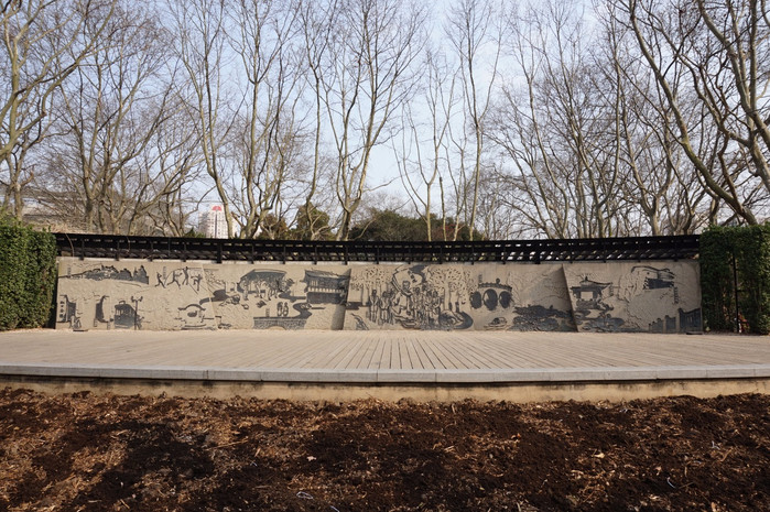 鲁迅公园内的文化墙,记录了鲁迅公园的历史.