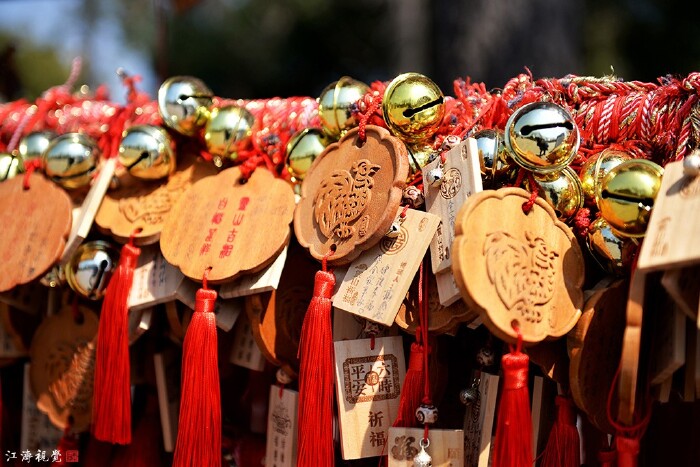 桥头两旁挂满了心愿锁,无数善男信女来这祈求平安幸福.