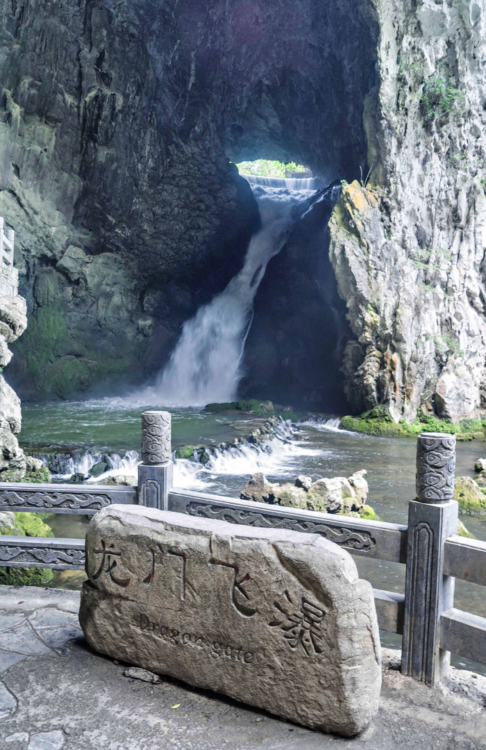 另有数道细流,从河岸岩脚喷射而出,弯曲纡行,犹如几条游龙奔涌峡谷,习