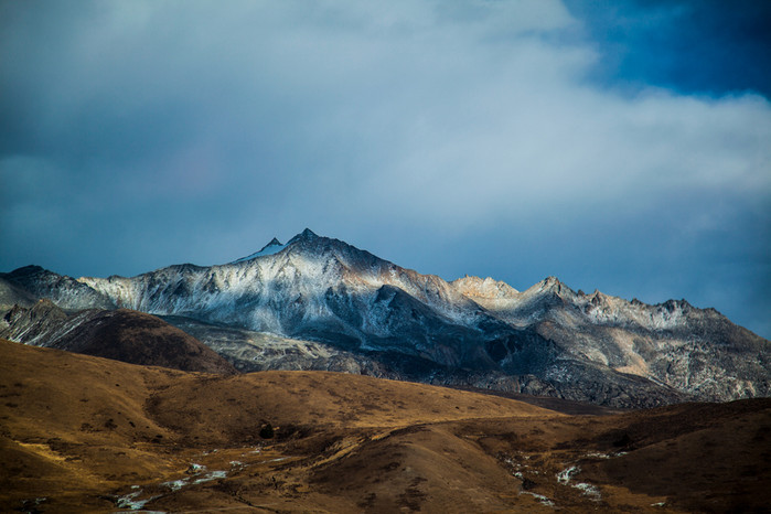 云影在雪山上投下斑驳      