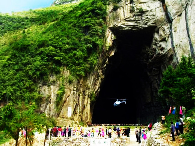 腾龙洞风景区,位于利川市郊约8公里处.