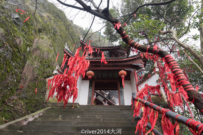 山上有座寺庙,规模并不大,正好建在了山洞中.