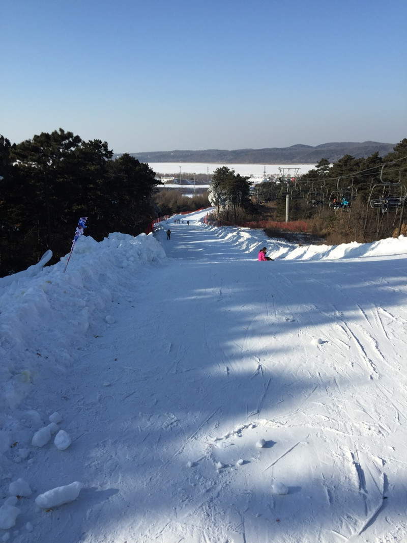 棋盘山滑雪场在沈阳东郊,距离市内大概三十公里,没车的伙伴们可以像