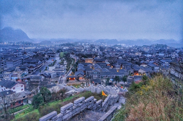 青岩古镇有着深厚历史背景的建筑,爬上镇边一侧矮山坡,可以鸟瞰小镇