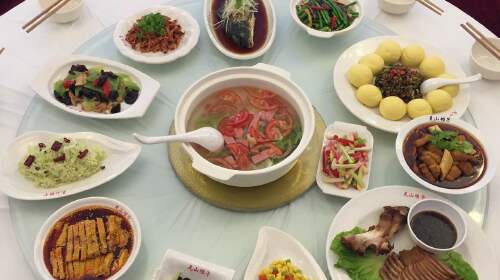 午餐:团队午餐—羌婚宴(十人一桌,根据具体人数调整数量)