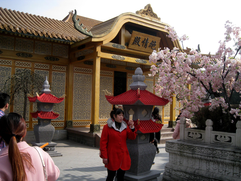 这是皇贵妃乘坐的翟舆.景区还有各种娱乐项目,如斗鸡,赛狗,杂耍表演.