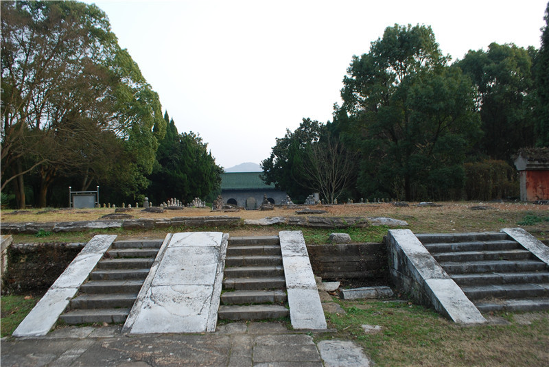 龙泉山和明楚王墓群现被辟为风景区.