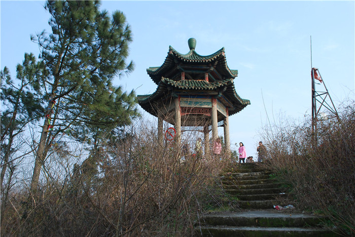 《江夏县志》载:"龙泉山古称灵泉山,因灵泉寺山中有色碧味甘的清泉潭