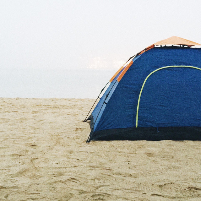 清晨的帐篷与海边