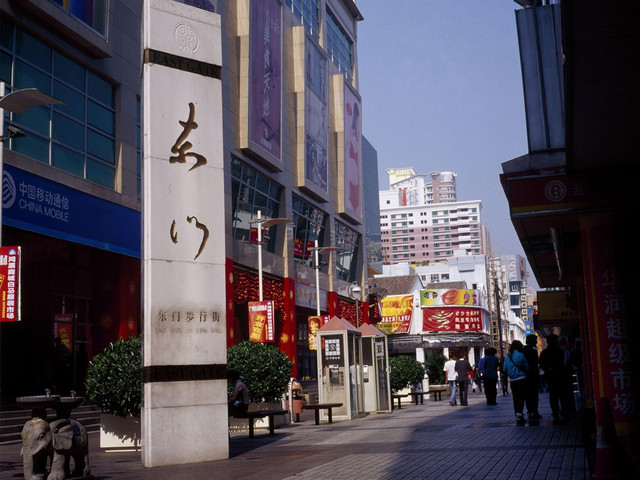 景点地址:深圳市罗湖区深南东路 东门商业街又称东门老街,真实地记录