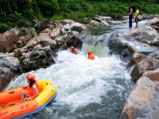  跟团游></p></a> 桐庐-虎啸峡激流探险皮划艇漂流-大奇山国家森林公园自驾2