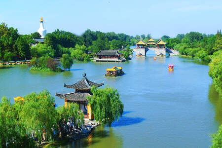 <扬州瘦西湖-大明寺-东关街1日游>全程无购物，可体验扬州特色摇橹船，船娘为您哼唱扬州小调，寻味古扬州