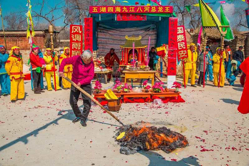 李龙王神像请到神棚后接受祭祀.