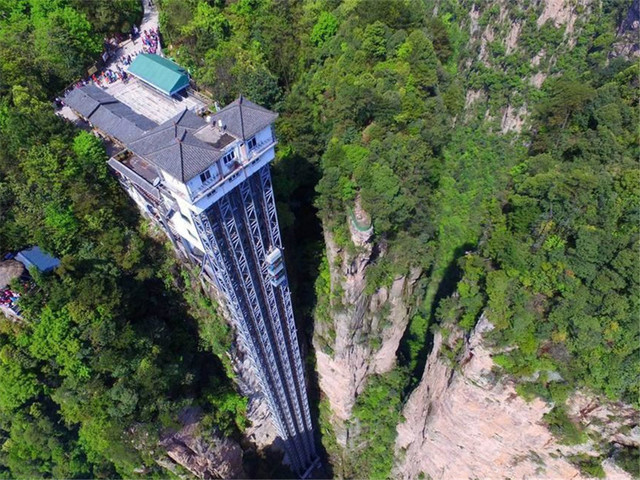 百龙天梯位于世界自然遗产核心——张家界武陵源风景名胜区内,有着"