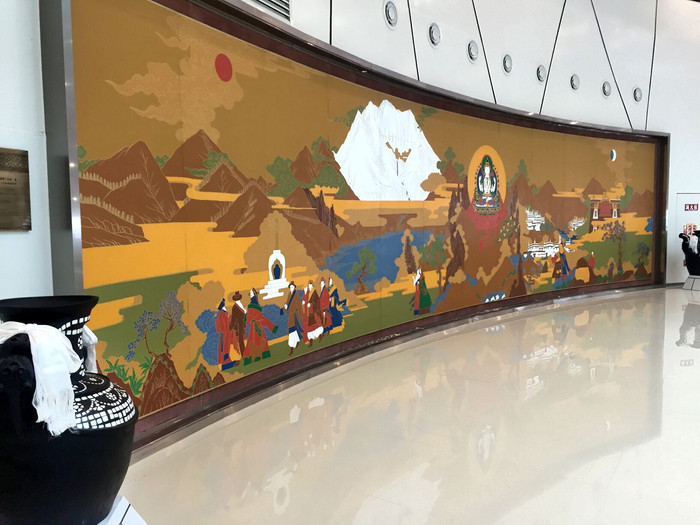 机场大厅内有藏族特色的大幅壁画.