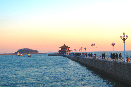 <青岛-栈桥-海底世界-葡萄酒博物馆1日游>海上观光 赏黄金海岸线  游海底世界 纯玩无购物