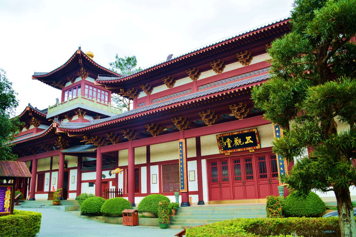 万寿观音寺,也叫南宁观音禅寺,位于青秀山风景区内.