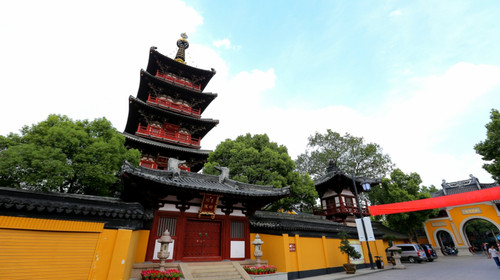 前往游览著名唐诗《枫桥夜泊》中的【寒山寺】 景点介绍:寒山寺 在