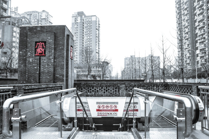 地铁2号线,宽窄巷子站,一出地铁口就可以感受老成都的味道了