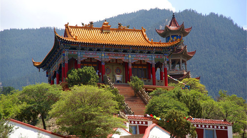 福因寺史称"福音寺,俗称为"北寺,该寺是阿拉善王之子在皈依六世班禅