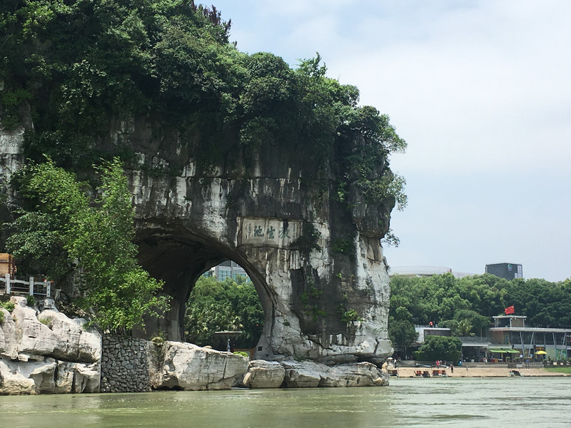 这就是桂林的标志性建筑——象牙山