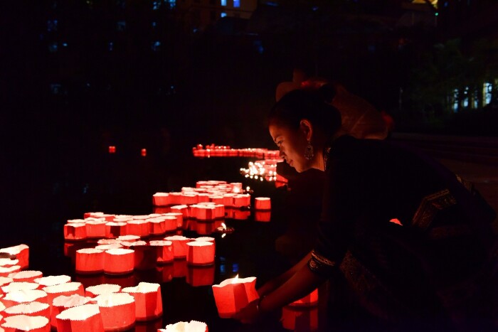 祈福祝愿,祈祷平安的放水灯仪式.