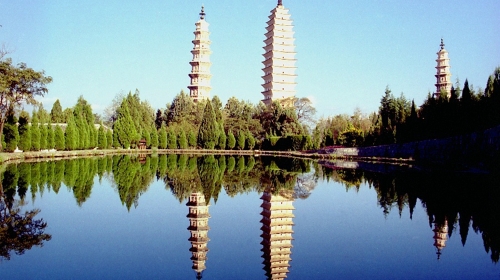 崇圣三塔,位于大理城北,西靠烟云变幻的苍山,东眺碧波荡漾的