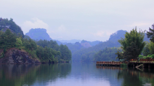 石门湖——坐落于冠豸山东南的石门湖,面积四百多亩,如一块翡翠,镶嵌