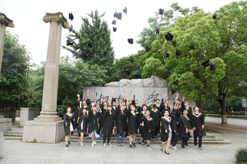 湖南大学学子毕业时都会在这块石碑前拍照.