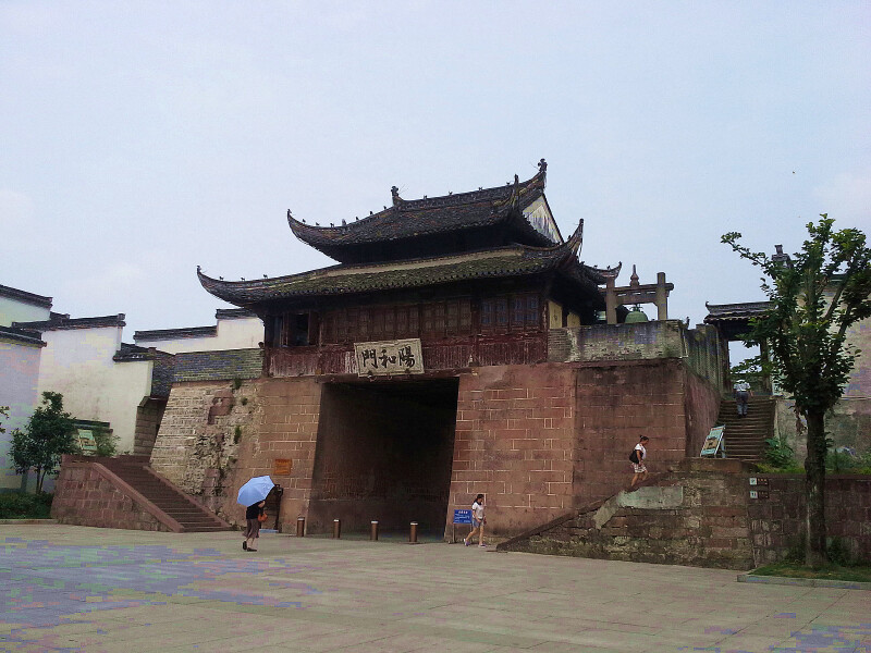 阳和门又名东谯楼,原名钟楼,建于南宋绍兴