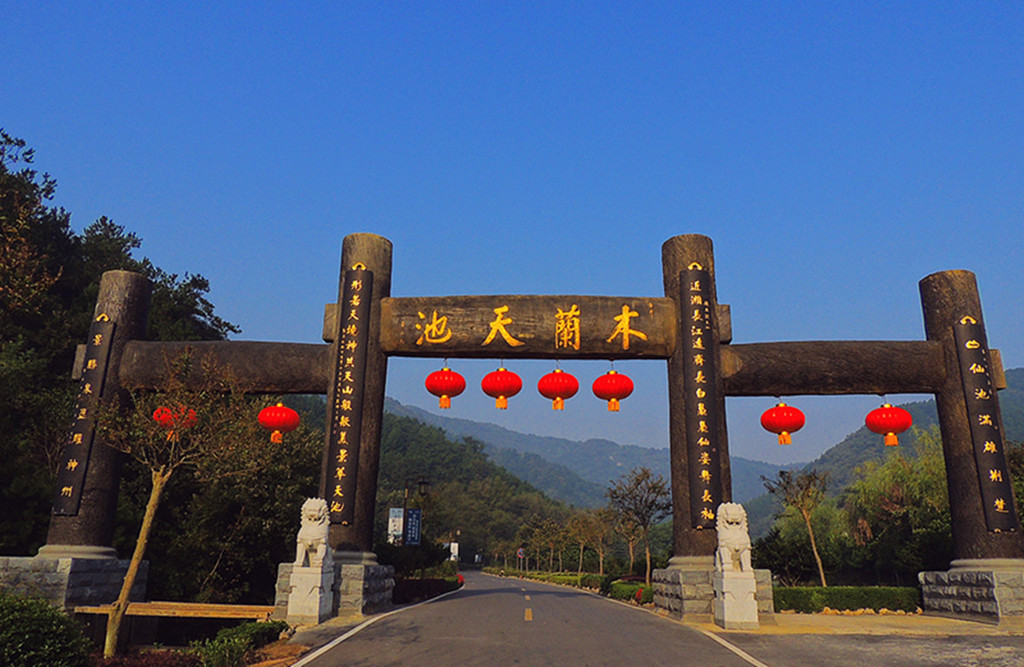 木兰天池风景区位于黄陂区北部的石门山,距武汉