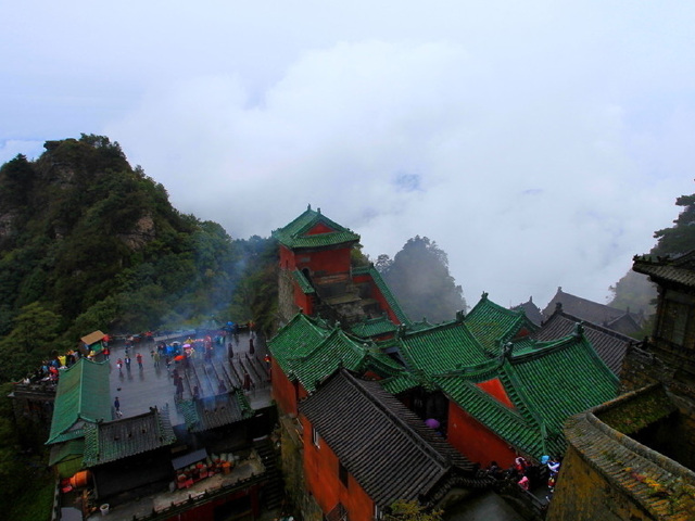 约2小时 【金顶】(门票已含)大岳太和宫建在众峰拱托,直插云霄的武当