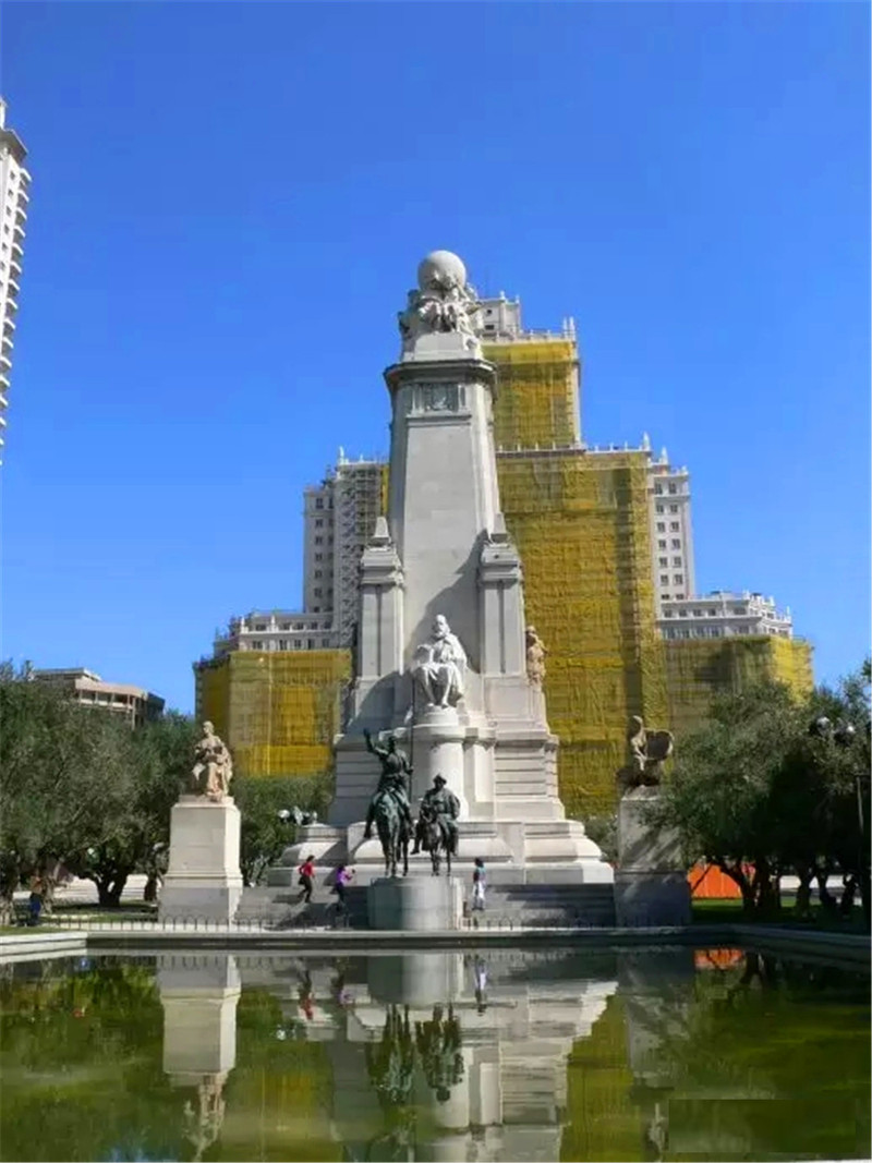 的西班牙广场(plaza de espano),往东到有喷泉的大地女神广场(plaza