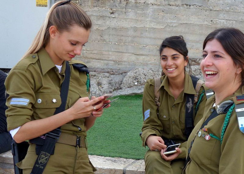 以色列的女兵对中国人非常友好,热情地和