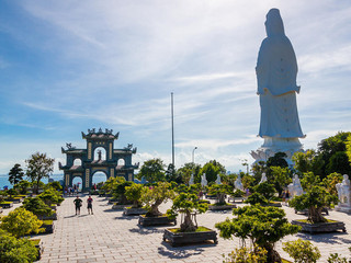 山茶半岛】,参观68米高的东南亚最高立式观音像,也是观赏整个岘港市区