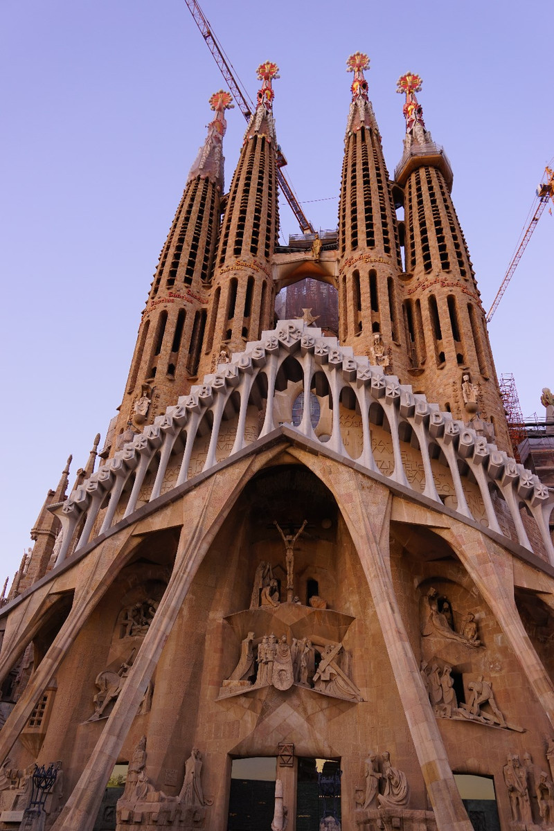 著名西班牙建筑家高迪的代表作--圣家族大教堂,盖了一百多年,还没有