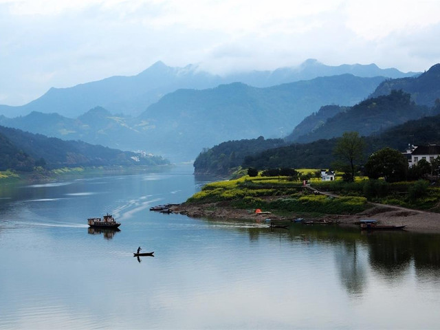 新安江山水画廊风景区位于中国历史文化名城歙县境内,全长约百里,是