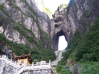  长沙-韶山-张家界-宝峰湖-天门山-凤凰古城4日游>赠送红石林,土家