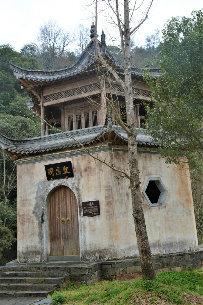 婺源思溪延村p156:砖木结构的文昌阁是全村人对于学子的祝福